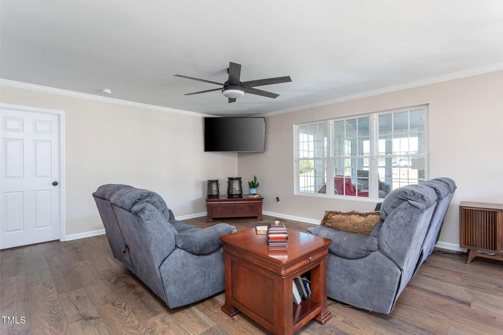 A living room with a tv and couches.