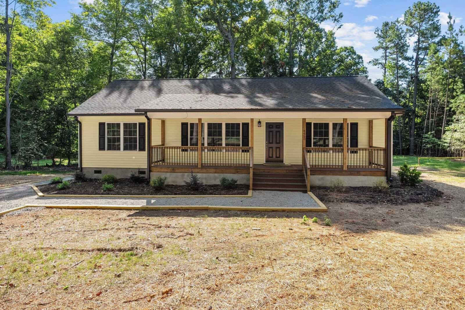 A house with a porch and a yard at 4450 Thomas Road, Henderson NC.
